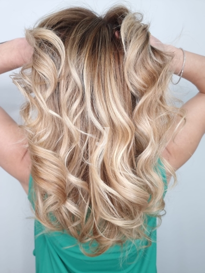 Foto di donna con capelli lunghi biondo platino perla