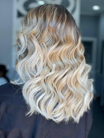 Foto di donna con capelli lunghi biondo platino perla