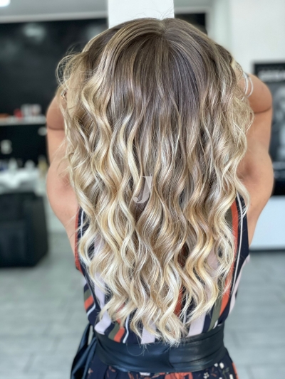 Foto di donna con capelli lunghi biondo platino perla