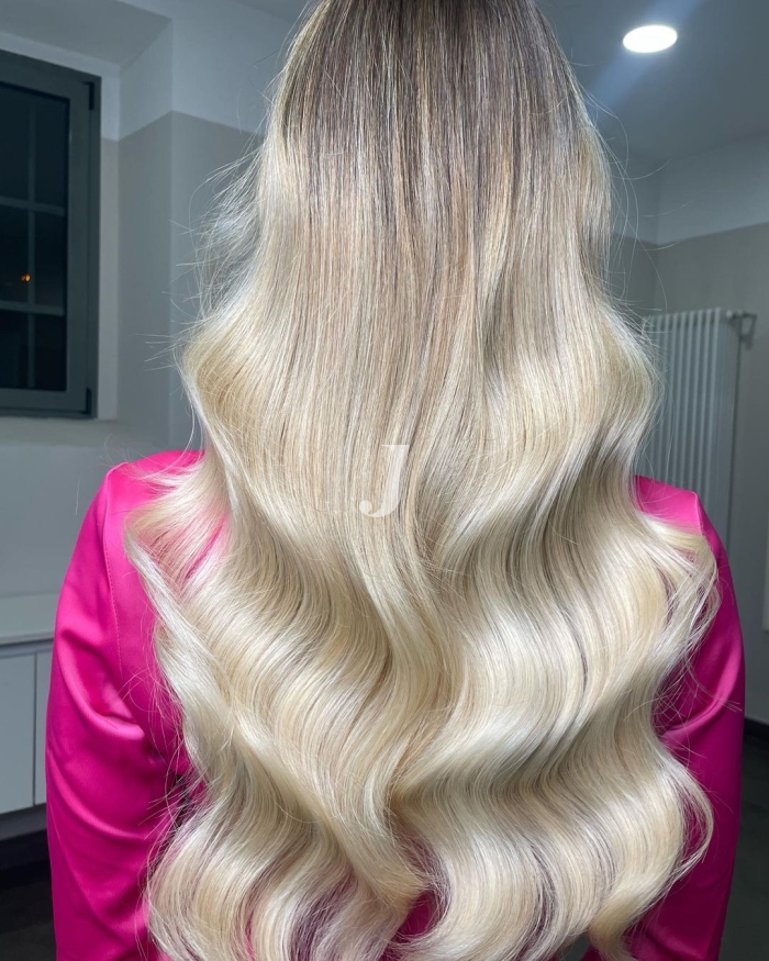 Foto di donna con capelli lunghi biondo platino perla