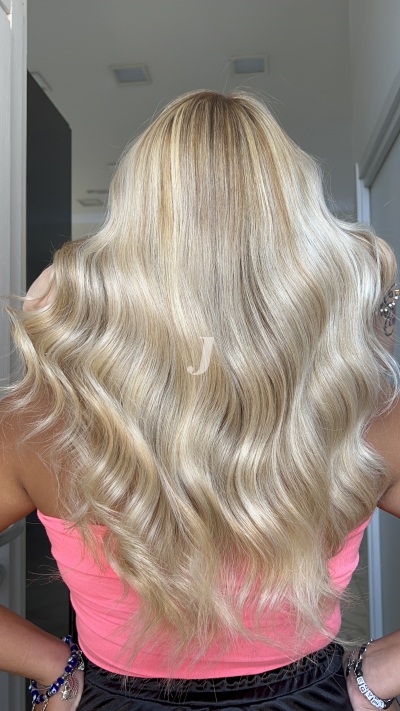 Foto di donna con capelli lunghi biondo platino perla