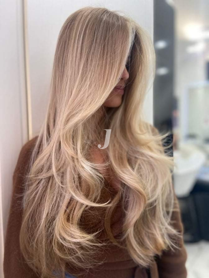 Foto di donna con capelli lunghi biondo platino perla