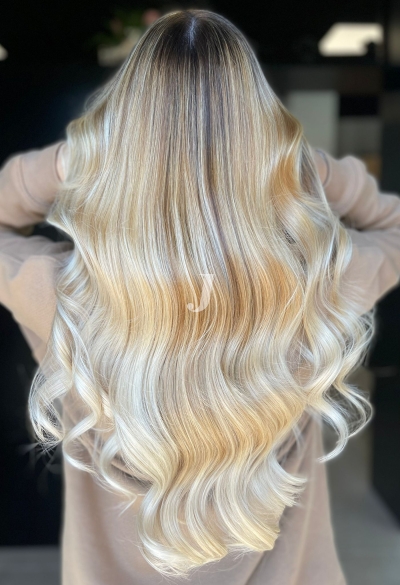 Foto di donna con capelli lunghi biondo platino perla