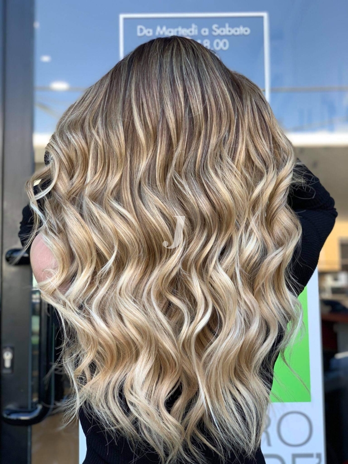 Foto di donna con capelli lunghi biondo platino perla