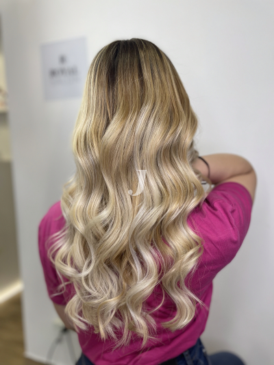 Foto di donna con capelli lunghi biondo platino perla