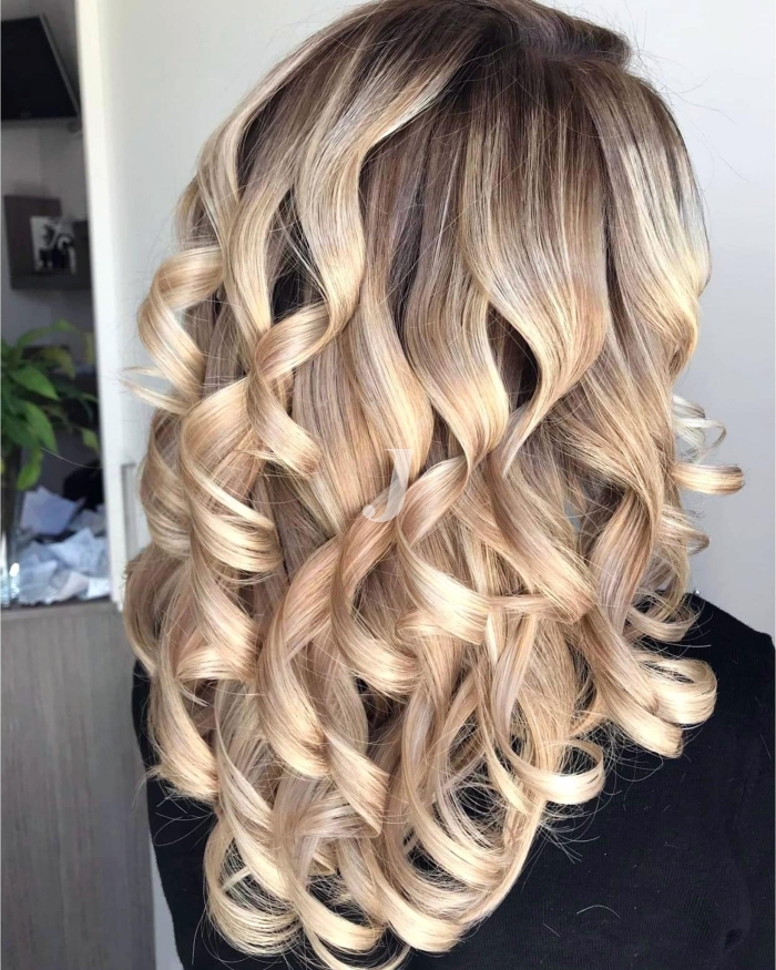 Foto di donna con capelli lunghi biondo platino perla