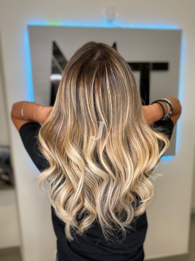 Foto di donna con capelli lunghi biondo platino perla