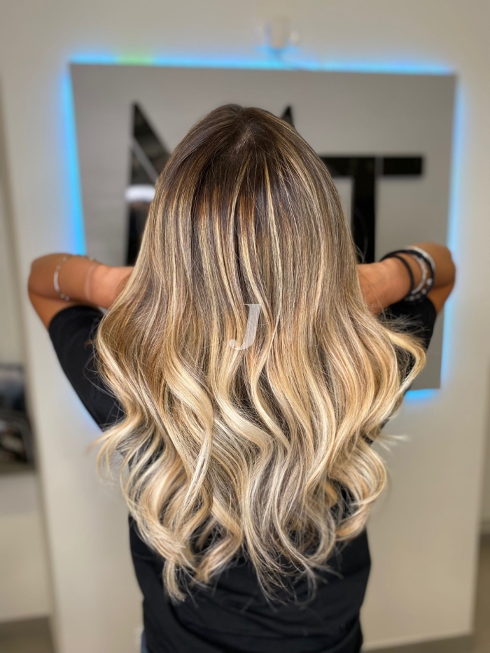 Foto di donna con capelli lunghi biondo platino perla