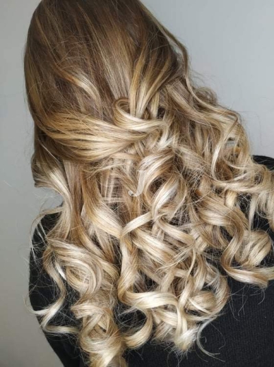 Foto di donna con capelli lunghi biondo platino perla