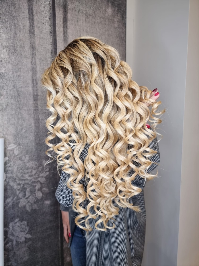 Foto di donna con capelli lunghi biondo platino perla