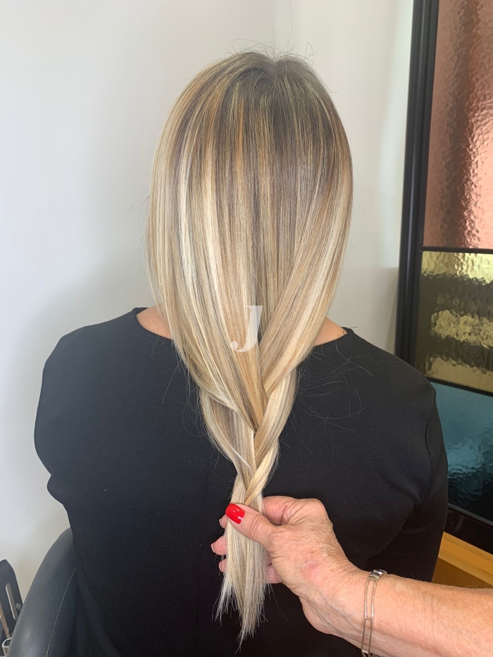 Foto di donna con capelli lunghi biondo platino perla