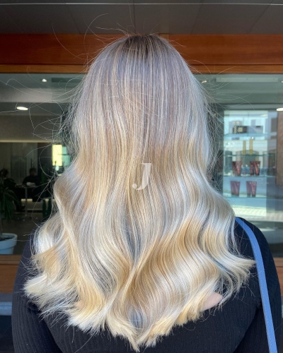 Foto di donna con capelli lunghi biondo platino perla