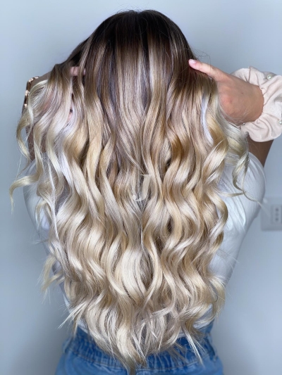 Foto di donna con capelli lunghi biondo platino perla