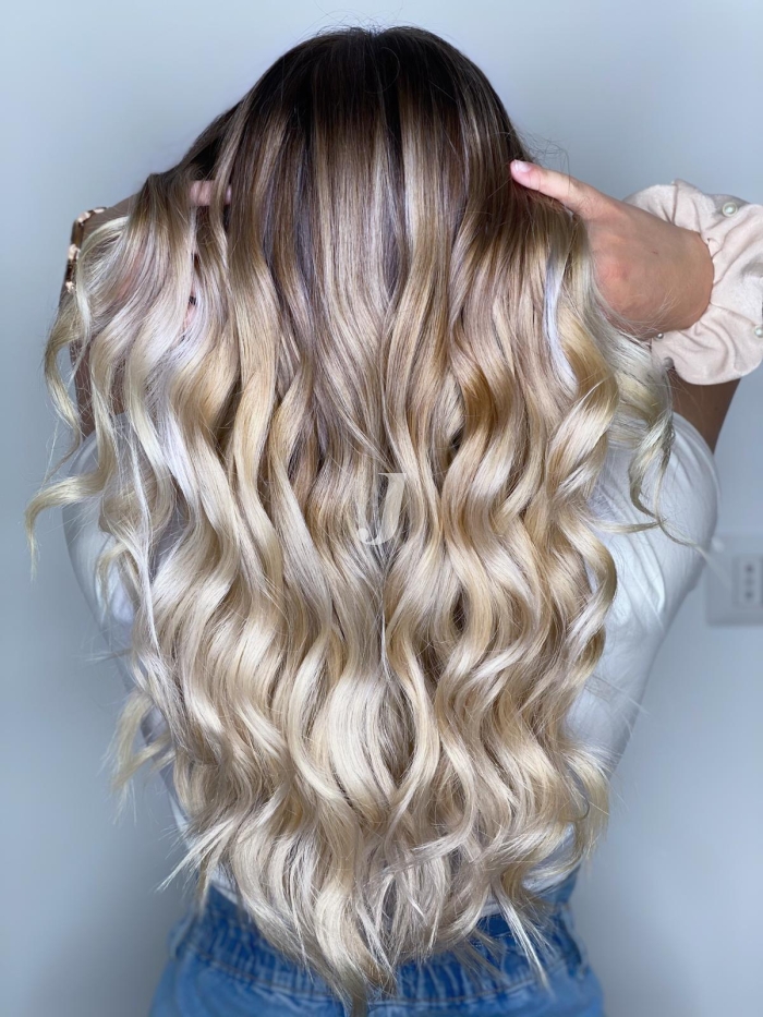 Foto di donna con capelli lunghi biondo platino perla