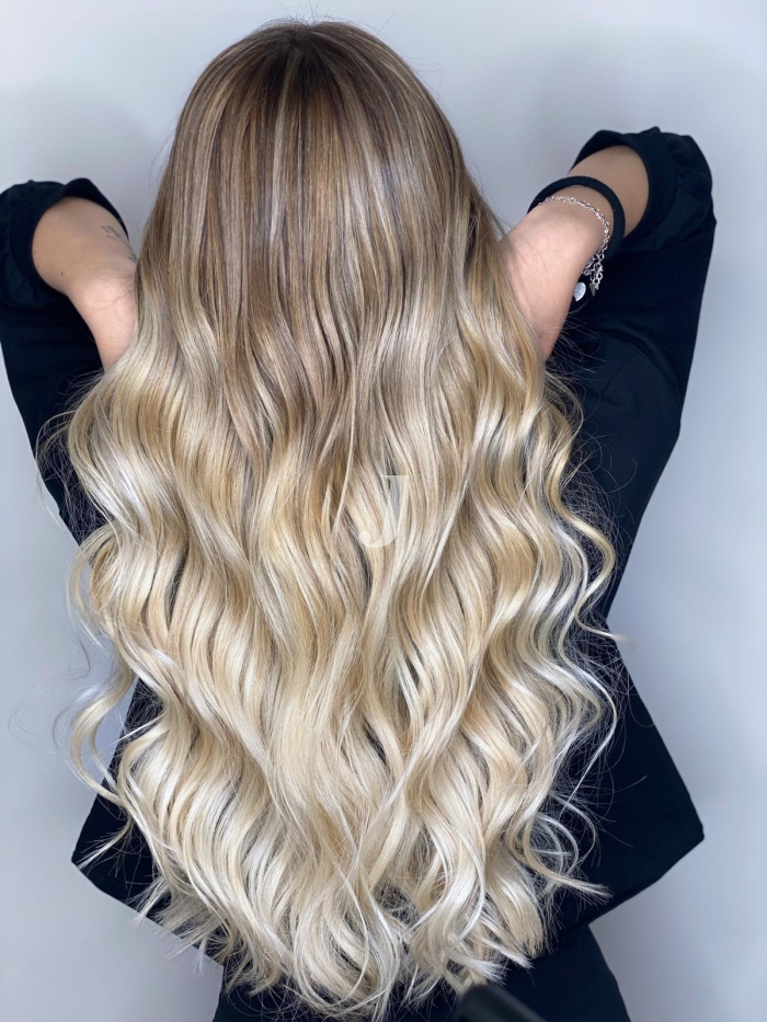 Foto di donna con capelli lunghi biondo platino perla