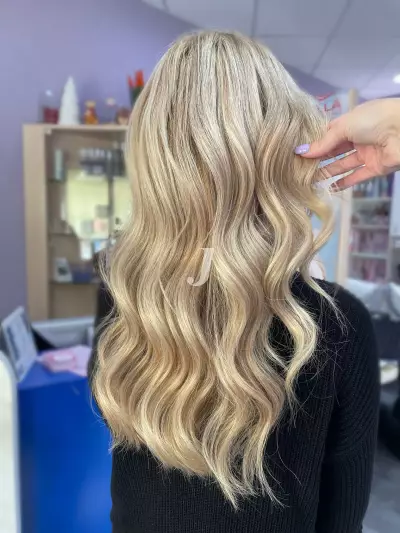 Foto di donna con capelli lunghi biondo platino perla