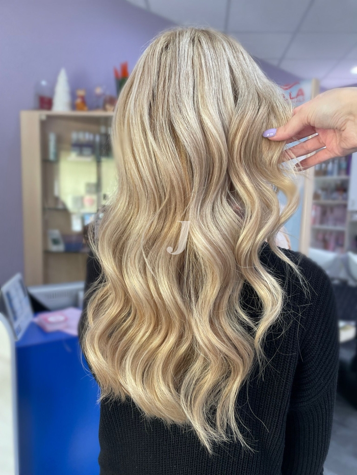 Foto di donna con capelli lunghi biondo platino perla