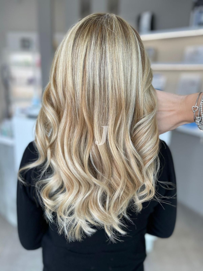 Foto di donna con capelli lunghi biondo platino perla