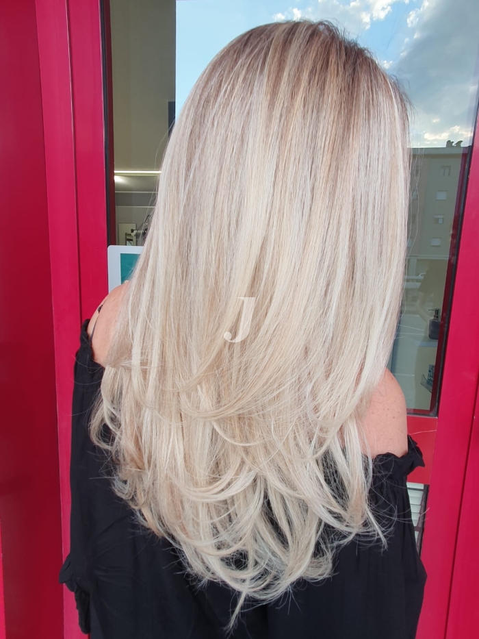 Foto di donna con capelli lunghi biondo platino perla