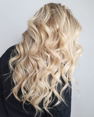 Foto di donna con capelli lunghi biondo platino perla