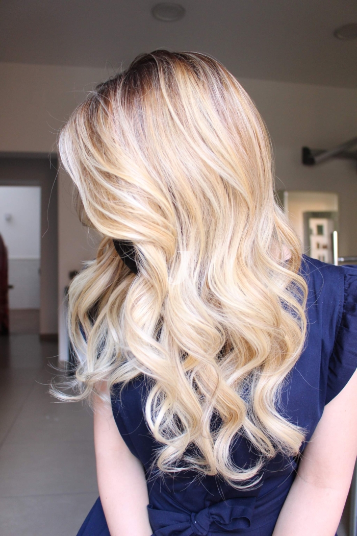 Foto di donna con capelli lunghi biondo platino perla