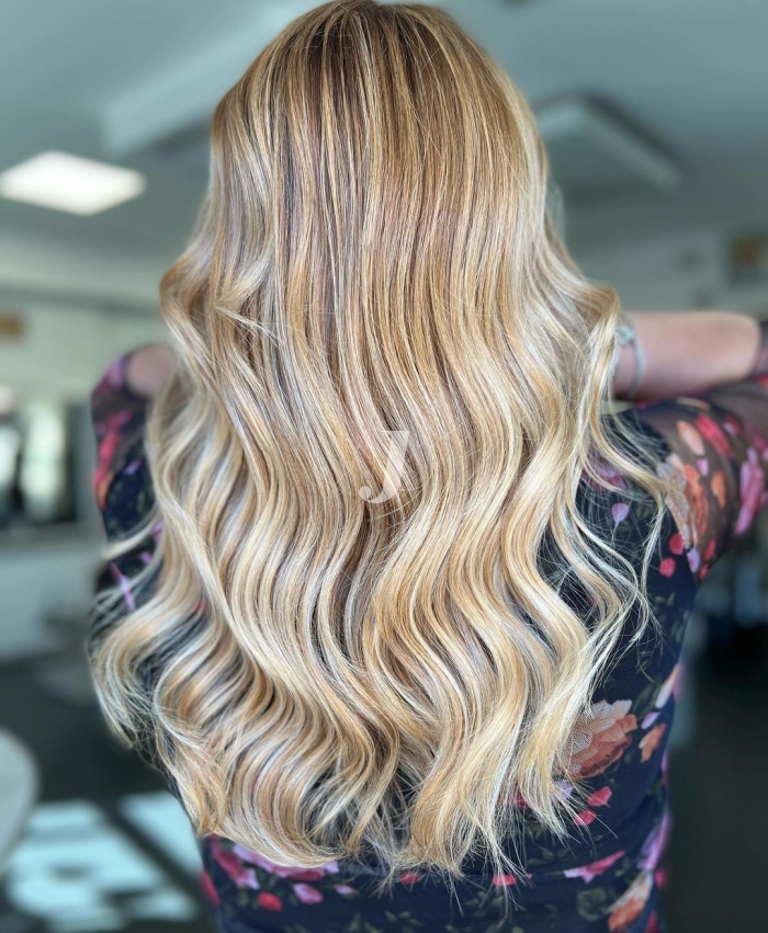 Foto di donna con capelli lunghi biondo platino perla