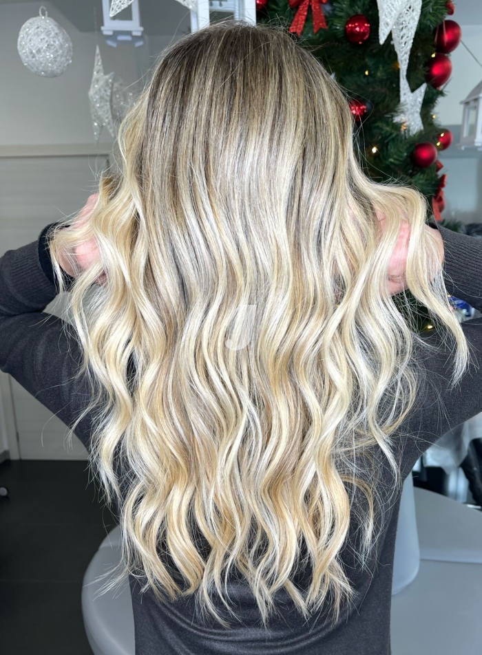 Foto di donna con capelli lunghi biondo platino perla