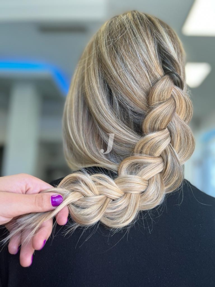 Foto di donna con capelli lunghi biondo platino perla