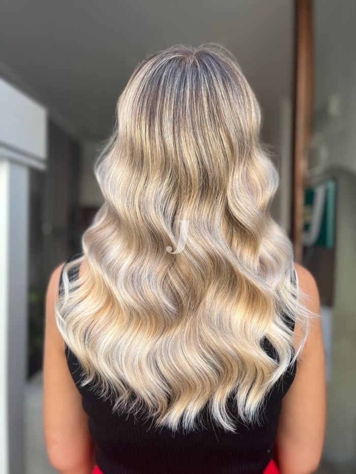 Foto di donna con capelli lunghi biondo platino perla