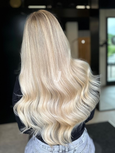 Foto di donna con capelli lunghi biondo platino perla