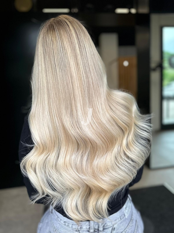 Foto di donna con capelli lunghi biondo platino perla