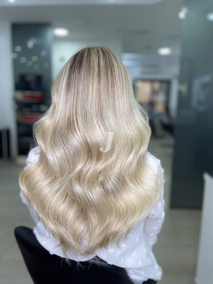 Foto di donna con capelli lunghi biondo platino perla