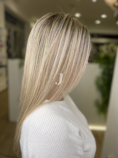 Foto di donna con capelli lunghi biondo platino perla