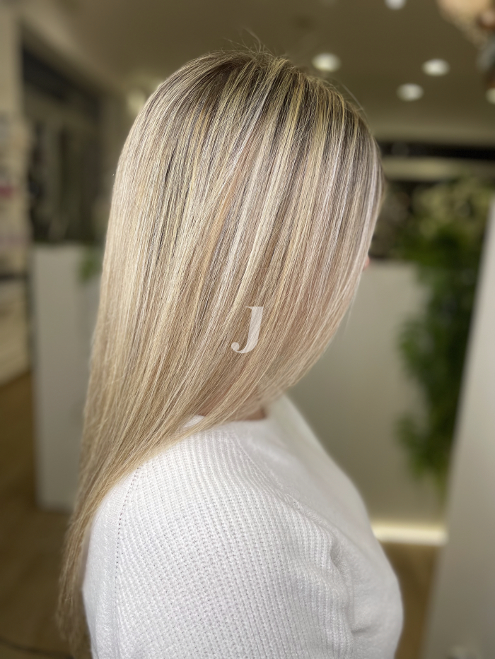 Foto di donna con capelli lunghi biondo platino perla