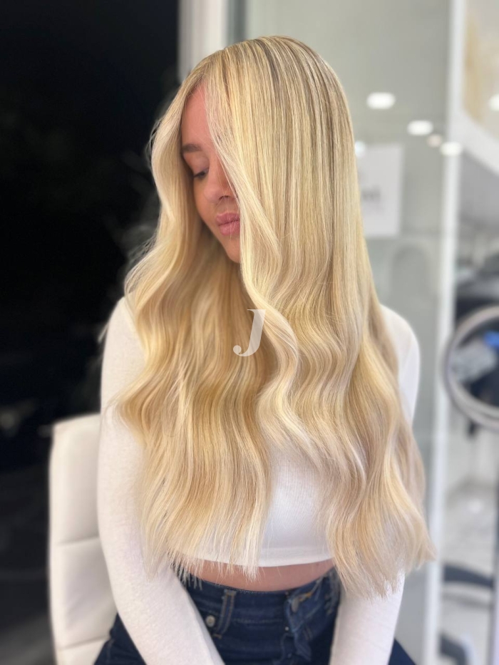 Foto di donna con capelli lunghi biondo platino perla