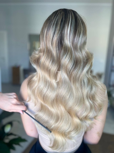 Foto di donna con capelli lunghi biondo platino perla