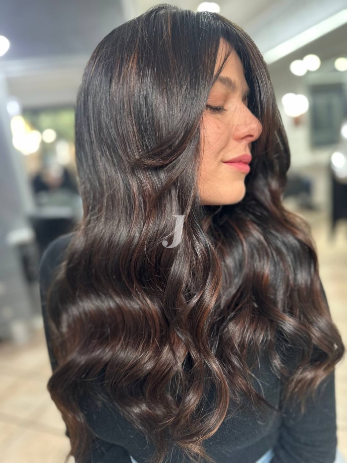 Foto di donna con capelli lunghi castano scuro marrone