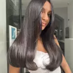 Foto di donna con capelli lunghi castano scuro marrone