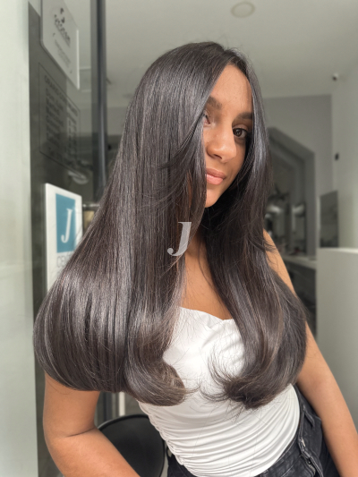 Foto di donna con capelli lunghi castano scuro marrone