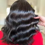 Foto di donna con capelli lunghi castano scuro marrone