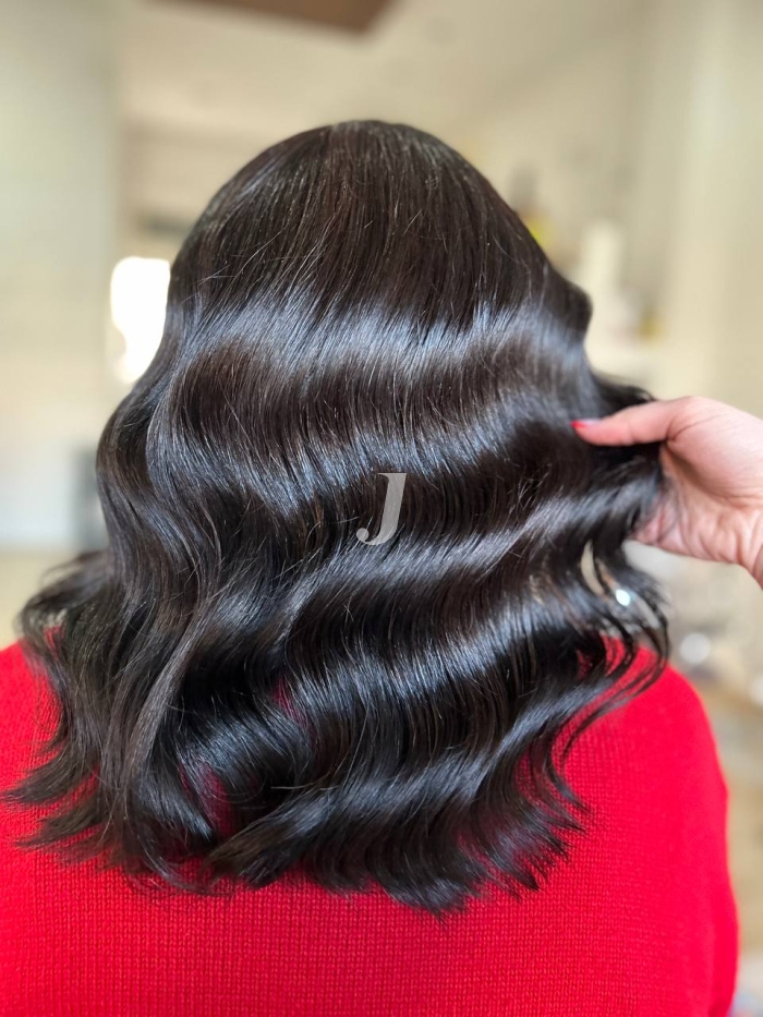 Foto di donna con capelli lunghi castano scuro marrone