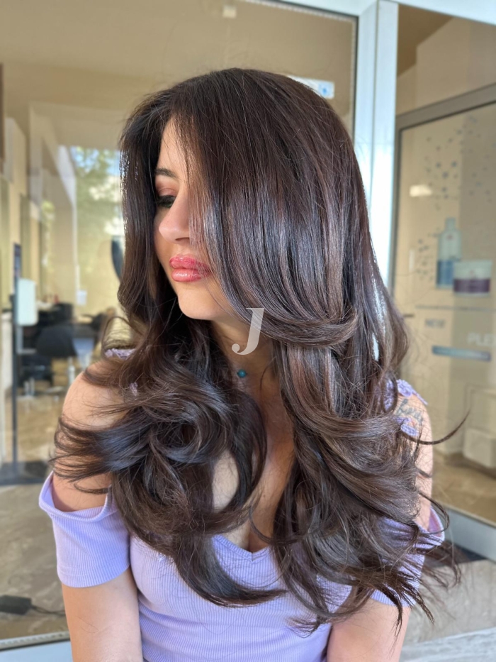 Foto di donna con capelli lunghi castano scuro marrone