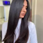 Foto di donna con capelli lunghi castano scuro marrone