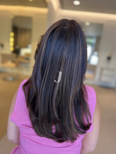 Foto di donna con capelli lunghi castano scuro marrone