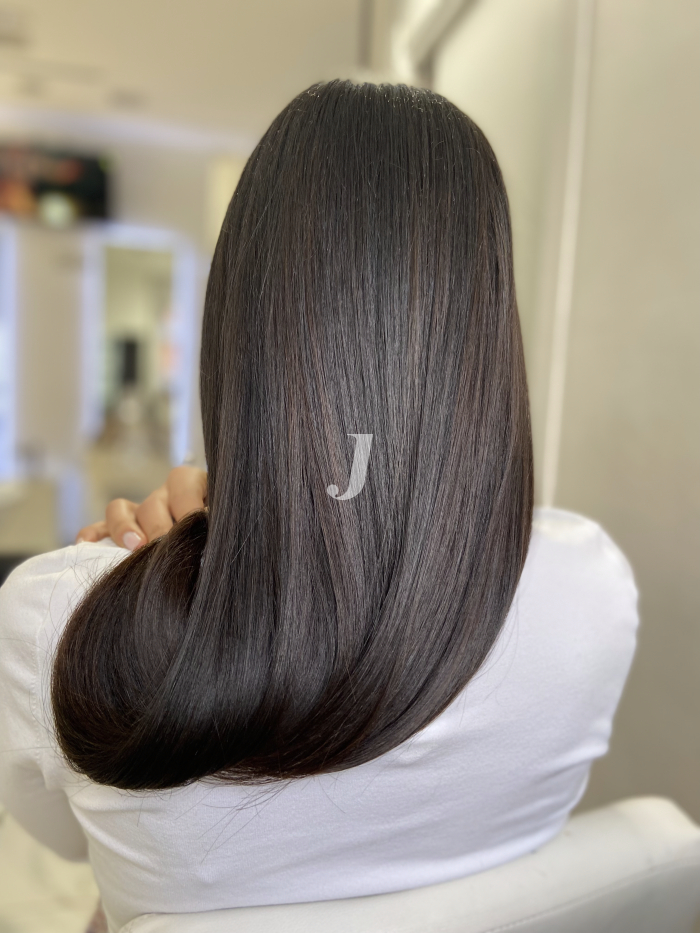 Foto di donna con capelli lunghi castano scuro marrone