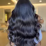 Foto di donna con capelli lunghi castano scuro marrone