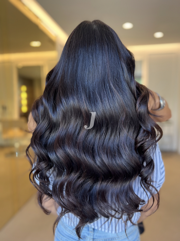 Foto di donna con capelli lunghi castano scuro marrone