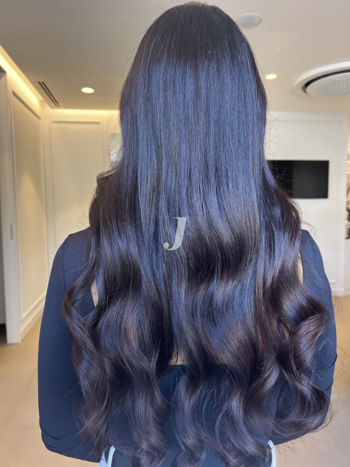 Foto di donna con capelli lunghi castano scuro marrone