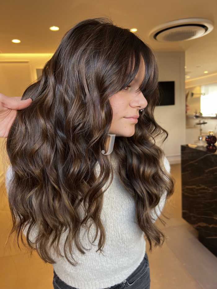Foto di donna con capelli lunghi castano scuro marrone