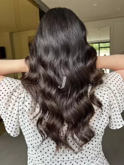 Foto di donna con capelli lunghi castano scuro marrone